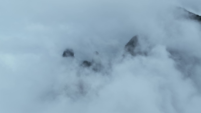 航拍云雾弥漫的大山仙山雾气广西圣堂山主峰