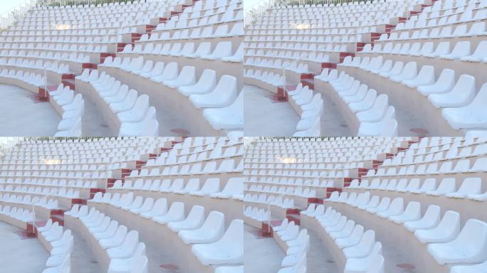 露天露天剧场或露天体育场的白色椅子。