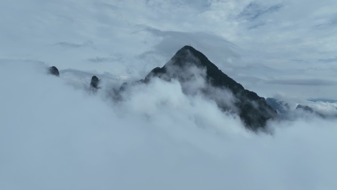 航拍云海山峰推镜头云雾之中云层之上圣堂山