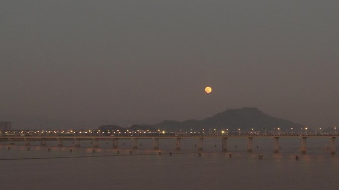 夜晚月亮大桥