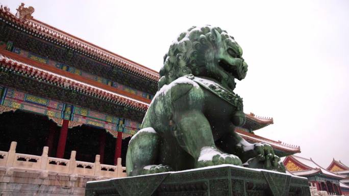 北京故宫紫禁城太和门狮子雪景特写镜头