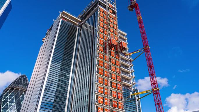 低角度商业现代建筑摩天大楼与云层之间的反射与小黄瓜，又名30 st标记斧在伦敦市中心，英国
