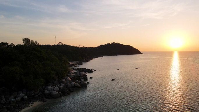 鸟瞰大海和日落，泰国沙卡通里比岛