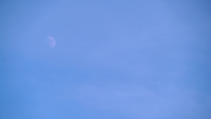 蓝天上的半月形