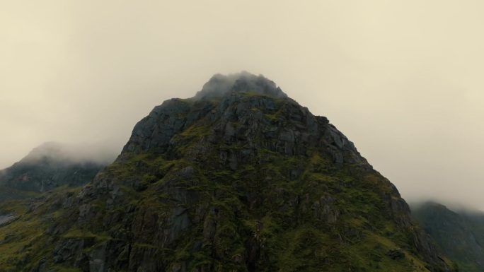 史诗般的无人机视图常绿的石质峡湾山峰，隐藏在雾中