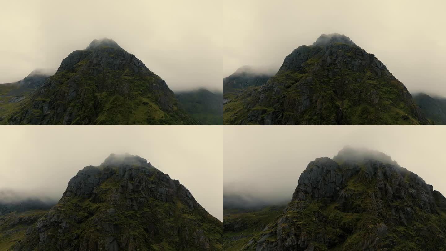 史诗般的无人机视图常绿的石质峡湾山峰，隐藏在雾中