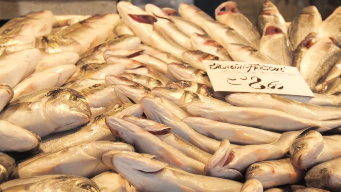 海鲜市场。鱼在柜台上。