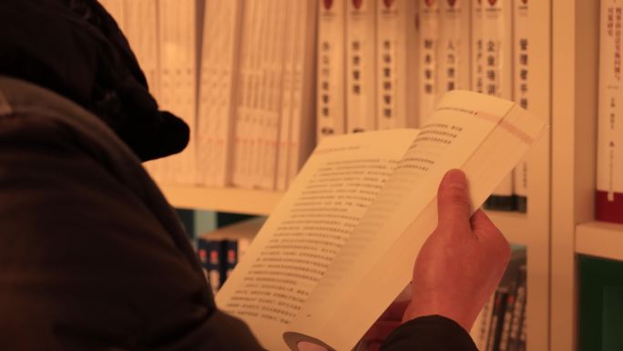 世界读书日视频素材男士看书翻书
