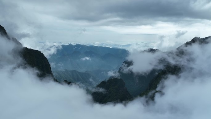 航拍人间仙境大山云雾缭绕雾气升腾圣堂山