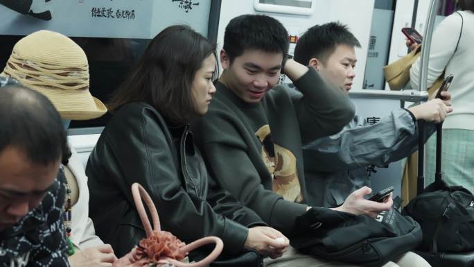 2023地铁上下班忙碌的人们玩手机
