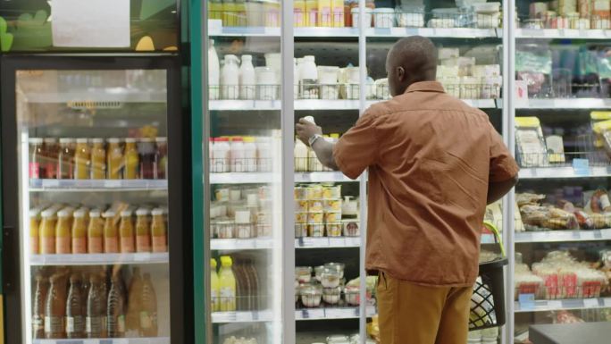 黑人青年在超市买乳制品