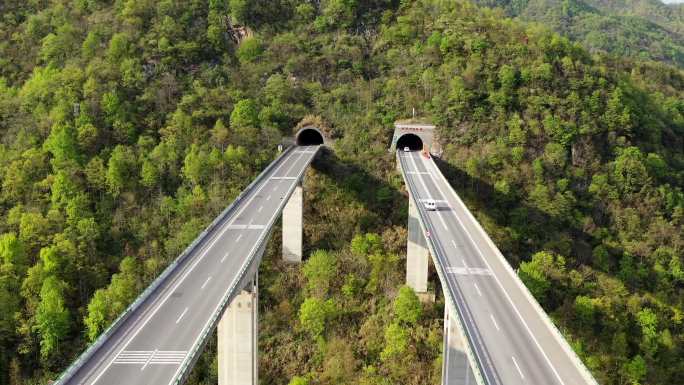 高速公路 桥 隧道  高速行驶汽车