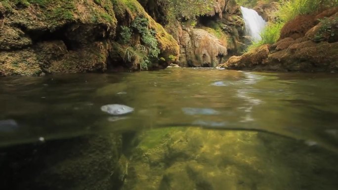 克鲁帕河瀑布与凝灰岩的水下景观