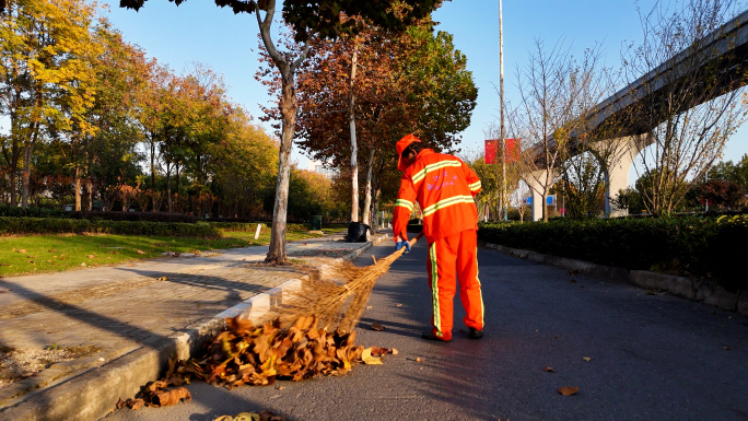 4K环卫工人清扫道路马路逆光环卫工人背影