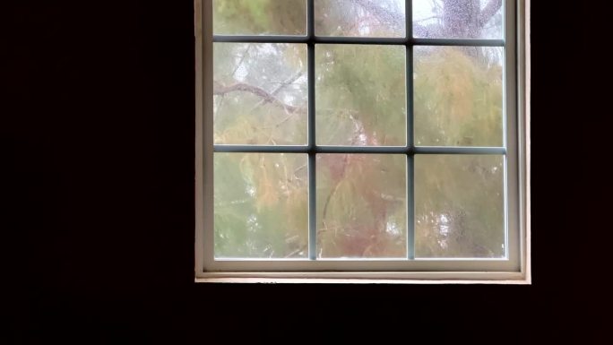 下雨天透过房子的窗户看风景