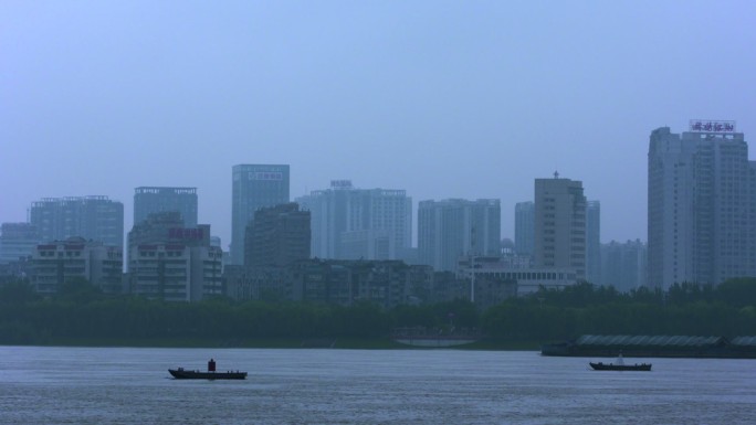 武汉长江大桥湖面泛舟