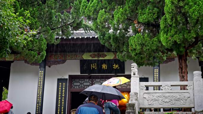 雨天寺庙祈福空境