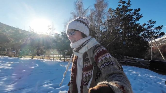 一位成熟的女游客正在冬季山区的牧场徒步旅行