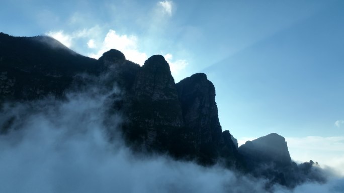 航拍云层之上阳光照射山顶风景广西圣堂山