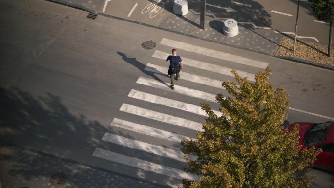 人行横道上行人的俯视图。白巷线城市街道