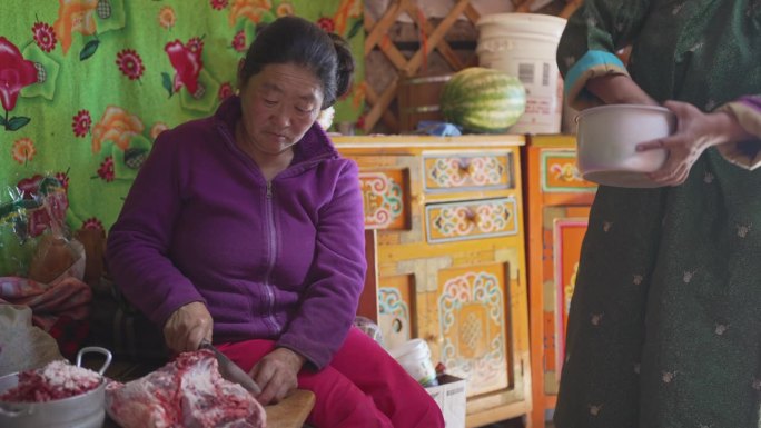 蒙古妇女在蒙古包里准备传统食物buuz