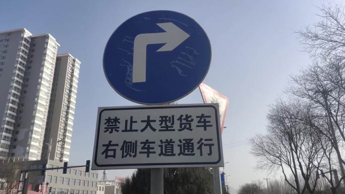 禁止大型货车 右侧车道通行