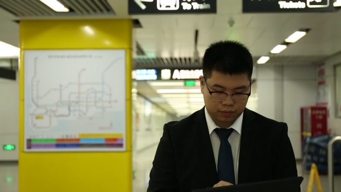 大学生 看平板电脑 出地铁 白领 城市