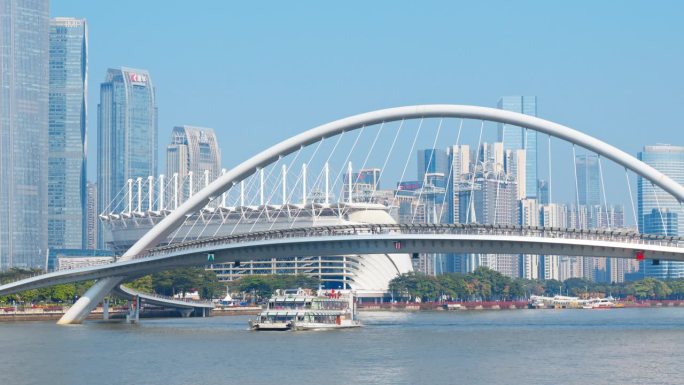 广州珠江新城的天际线和珠江上的观光船