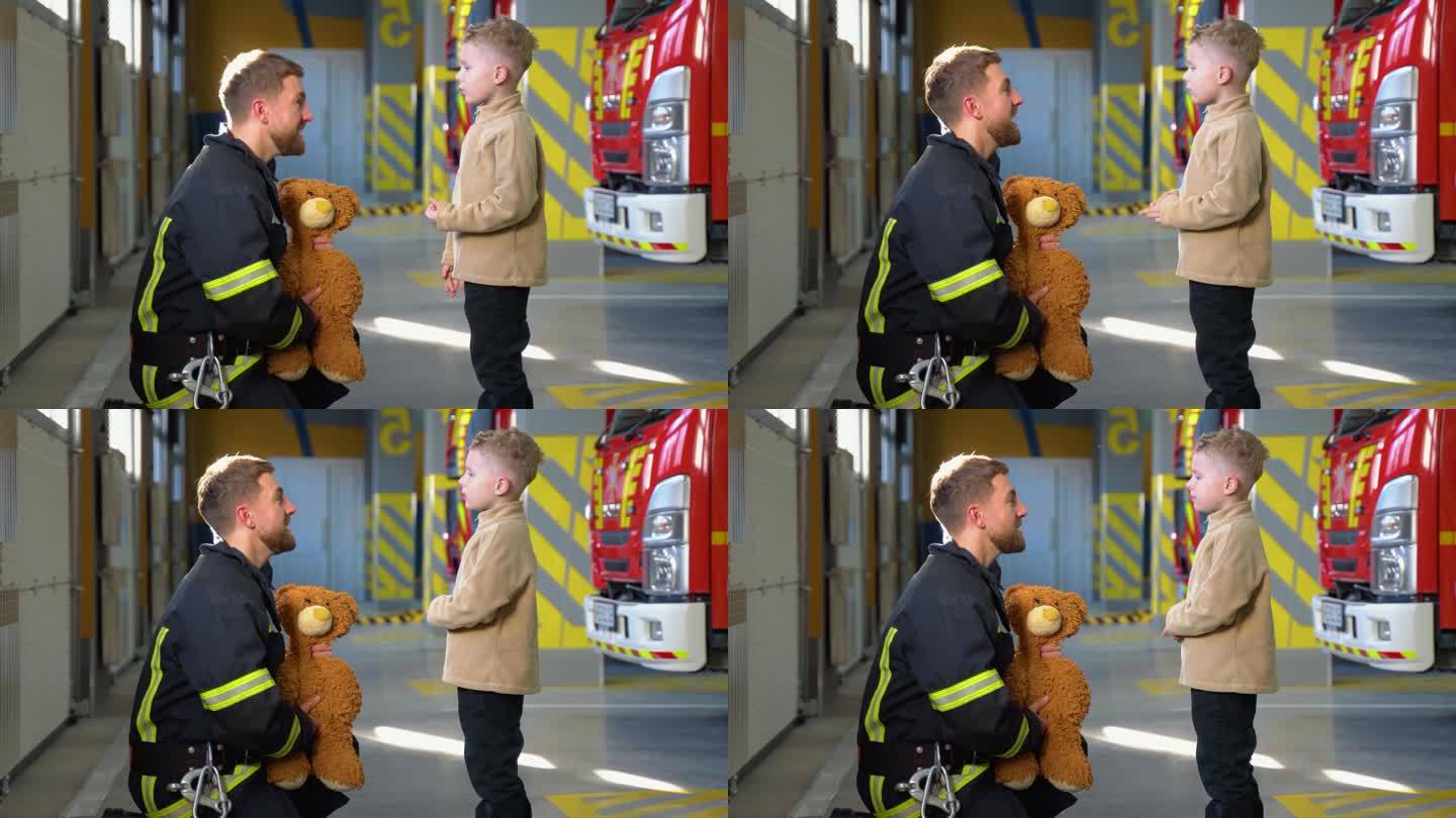 消防队员和小男孩在消防站。消防员教一个小男孩消防安全规则