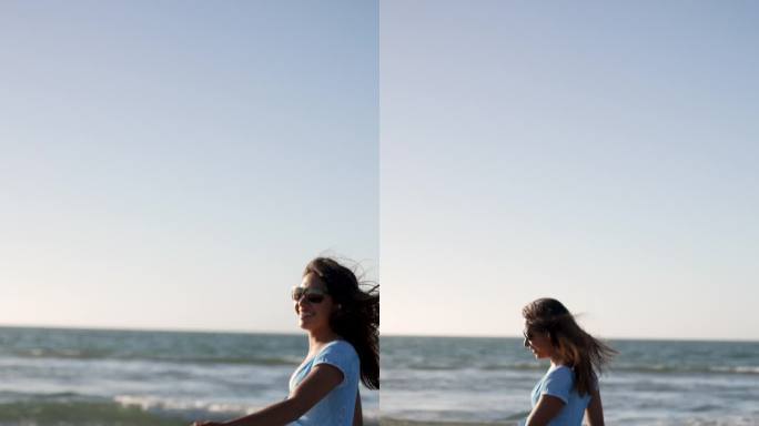 拉丁女人在水里快乐地奔跑，在日落的海滩上听音乐