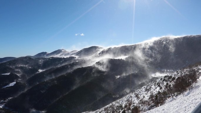 西班牙北部比利牛斯山脉的极端大风和雪景。欧洲