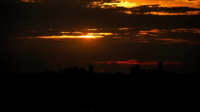 在极热的夜晚，加拿大多伦多城市景观的时间流逝。夏季高温警报。暗红色的晚霞伴着红云时光流逝。北美新一波