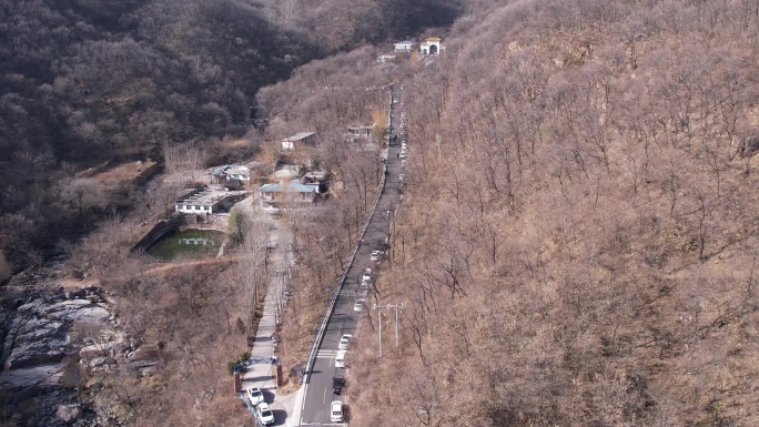 秋冬季节进山路上拥堵的自驾游汽车