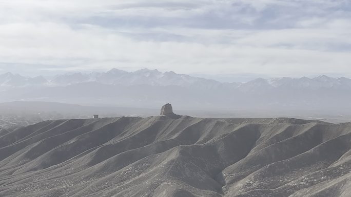 4k航拍河西走廊祁连雪山下的峰燧