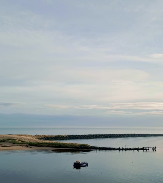 孤渔船手机竖屏竖拍沿海地区平静海面