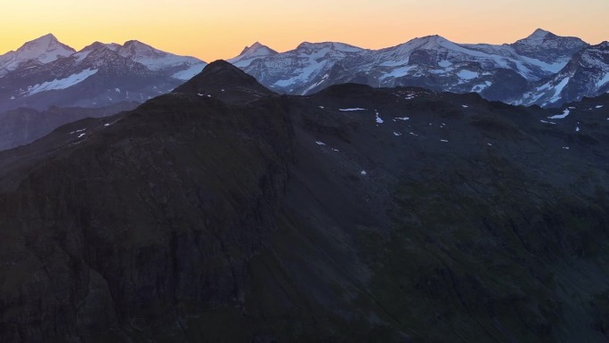山地景观动态缓慢稳定无人机拍摄日落在高山环境与层层山脉