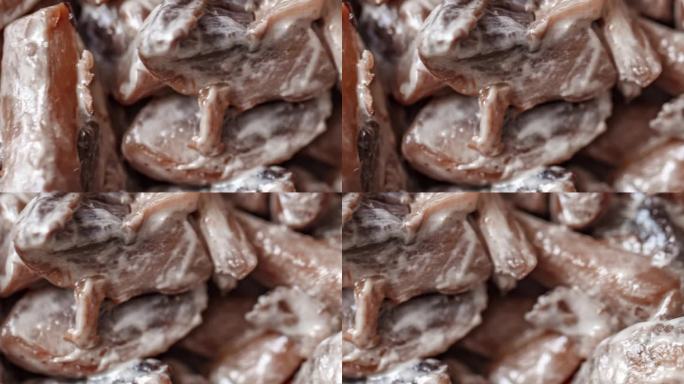 酸奶油炖蘑菇冠军，选择性对焦，横向移动，特写，俯视图