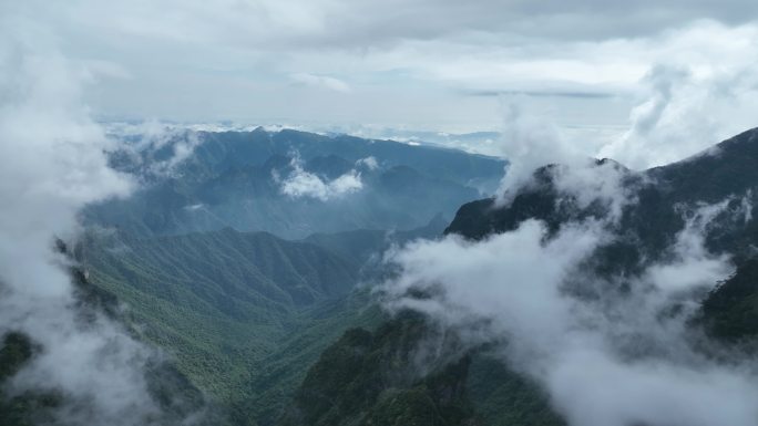 无人机大山之间飞行航拍云雾云海奇观圣堂山