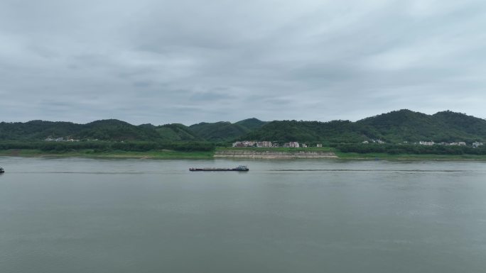 航拍广西梧州段珠江货船西江江面通航