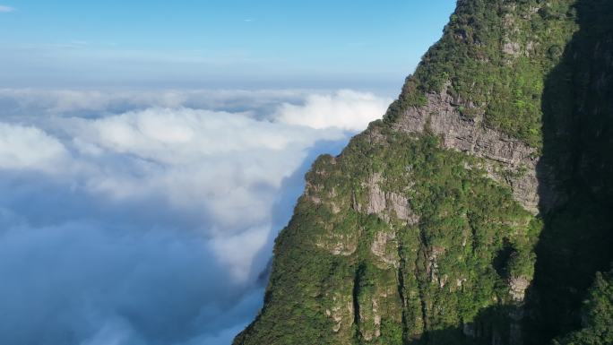 航拍云层之上旋转镜头山峰高山云海圣堂山