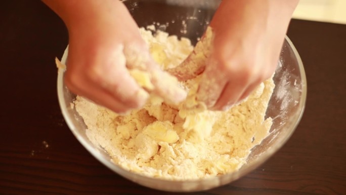 创意烹饪乐趣:孩子的手制作生酥皮迷你挞