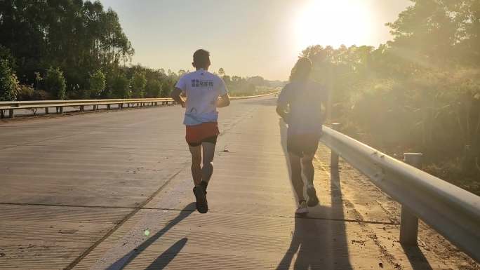 夕阳男子跑步背影夕阳下跑步背影奔跑阳光下