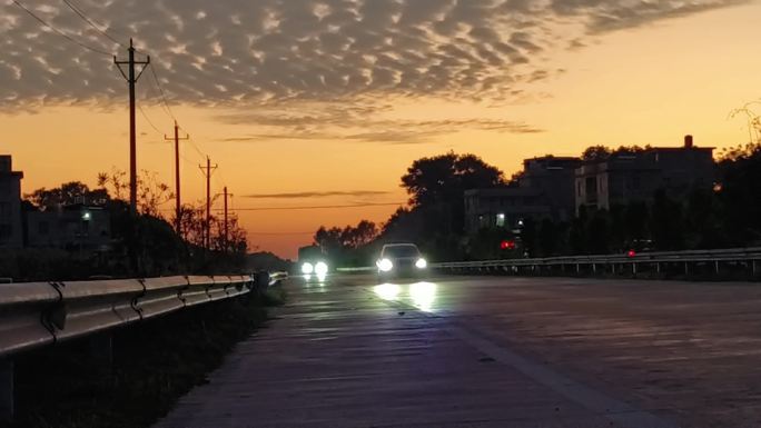 落日余晖公路红霞彩霞满天夕阳西下公路车流