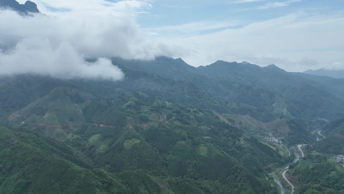 航拍广西山区深山云雾圣堂山全景大瑶山