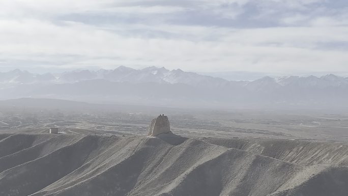 4k航拍河西走廊祁连雪山下的峰燧