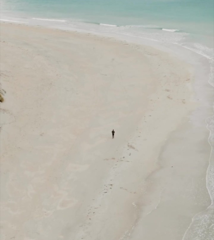 无人机在安静的海滩上观看碧绿的海水