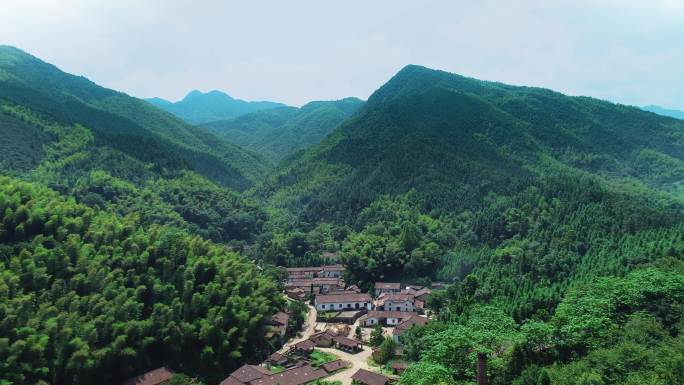 大山里的村庄农村航拍