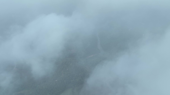 高空航拍俯瞰云雾之中的大山山脉金秀圣堂山