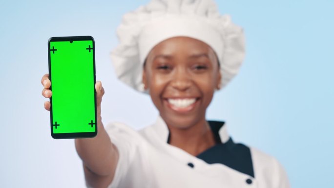 厨师，手机和绿屏的女人或食物博客，社交媒体或展示在线食谱的模型。烹饪，手机应用程序和肖像餐厅菜单促销