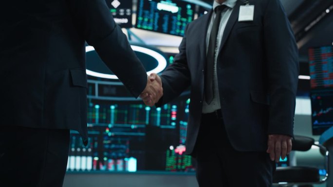 两个匿名的股票市场交易员在技术先进的办公室里握手，办公室里有多台电脑屏幕，显示实时金融数据、经济预测
